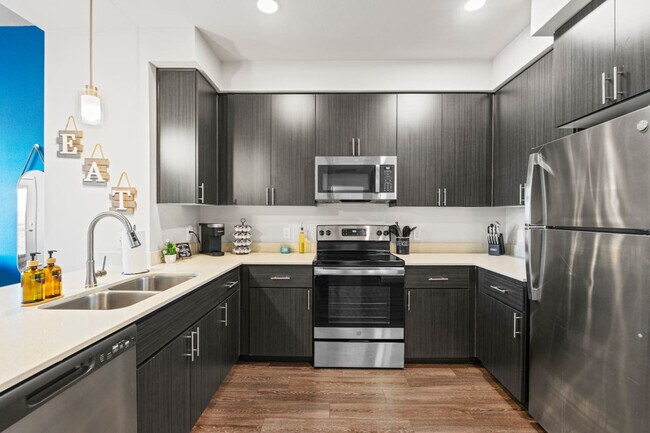 Building Photo - 711 W Broadway Rd