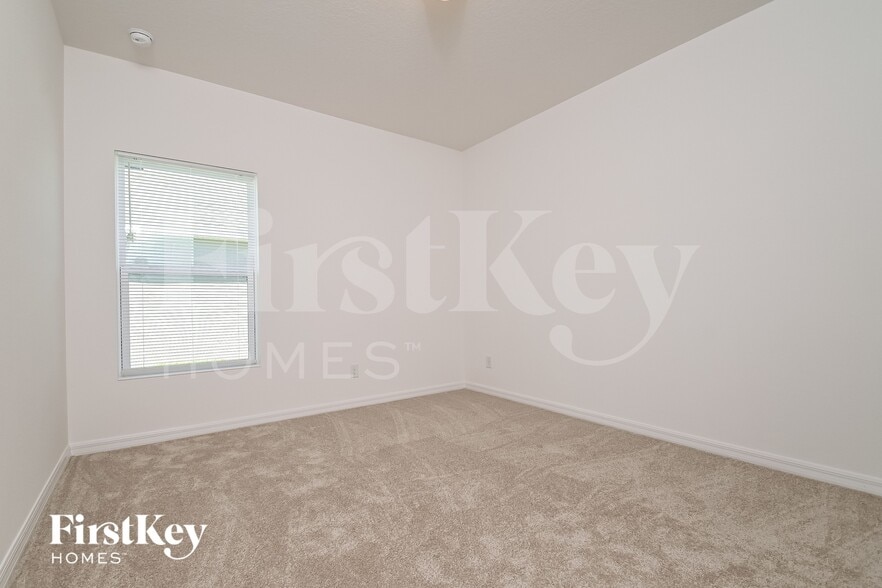 Building Photo - 900 Avenal Ln