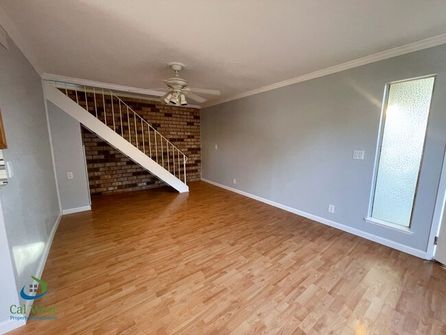 Building Photo - $2795- 2 Bed/1 Bath Remodeled two Story To...