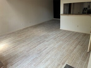 Building Photo - 13784 Hollowgreen Dr