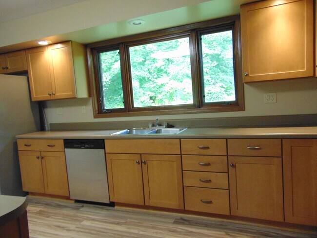 Building Photo - Amazing 3 Bed 2 Bath Country Home With Fab...