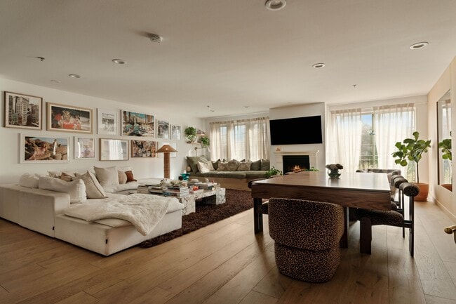 Building Photo - 10648 Woodbridge St