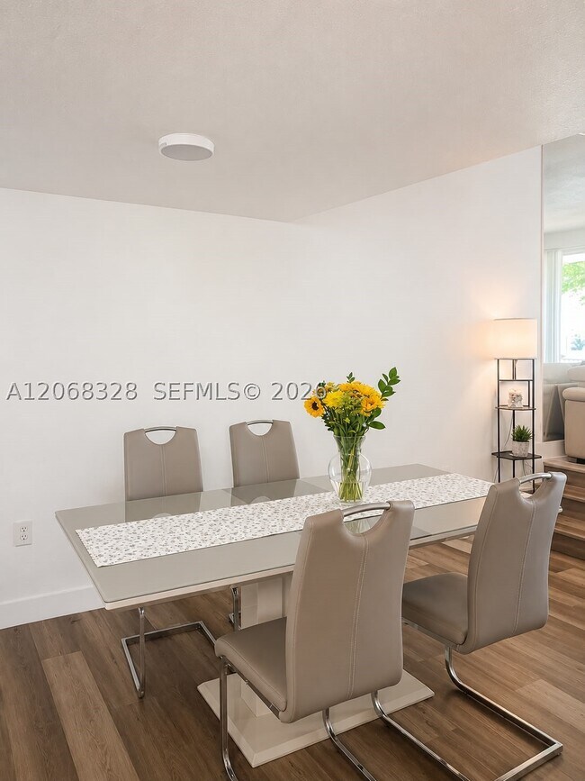 Building Photo - 9139 Fontainebleau Blvd