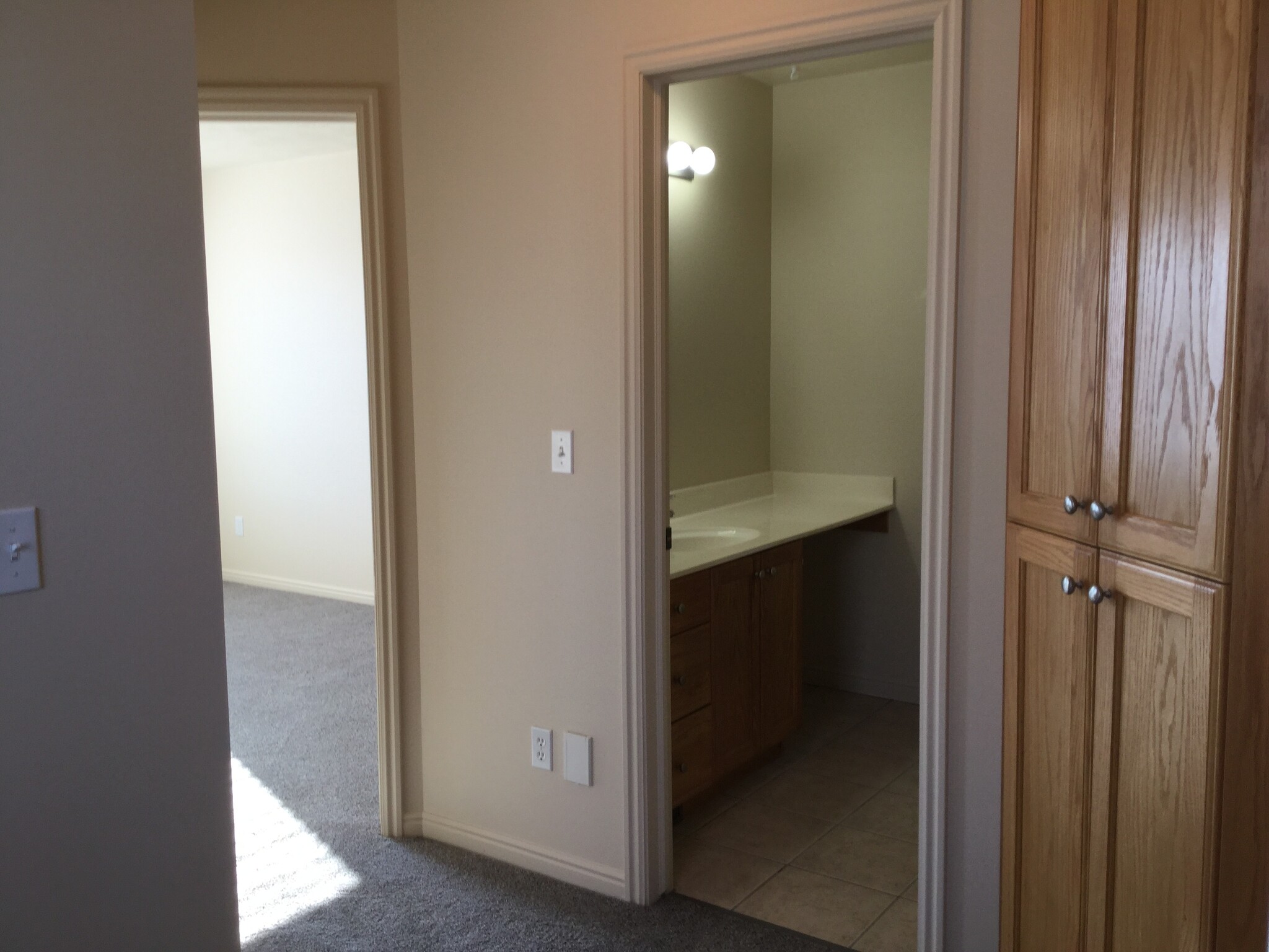 Building Photo - 479 Raven Way