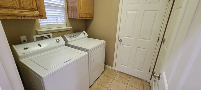 Building Photo - LARGE 4 BEDROOM HOME IN NORTHEAST CLOVIS