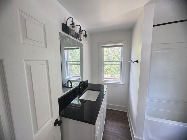 Building Photo - Adorable 3 bedroom home with central air a...