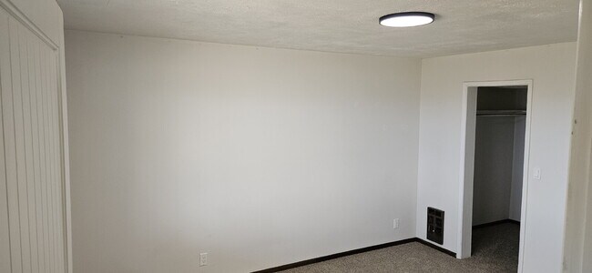 Building Photo - 2 Bed 1 Bath Daylight Basement property. P...