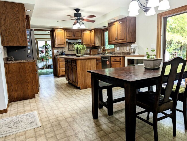 Building Photo - Four Bedroom Neenah House