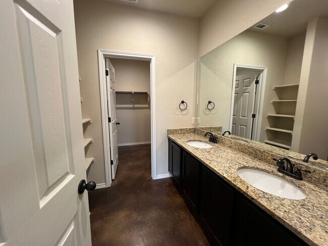 Building Photo - Luxury 3/2 duplex in great New Braunfels N...