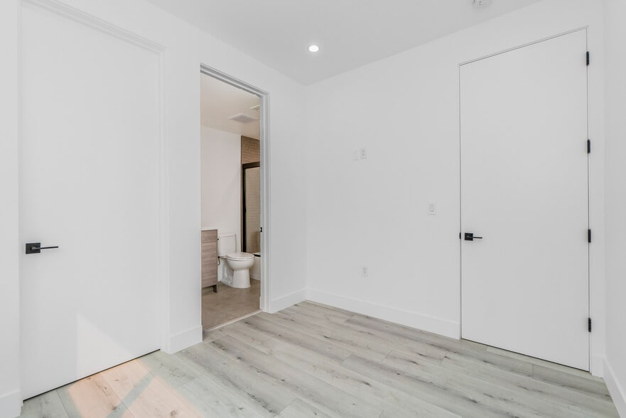 Building Photo - 522 N Wilton Pl