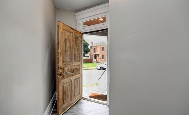 Building Photo - 1050 Oak St