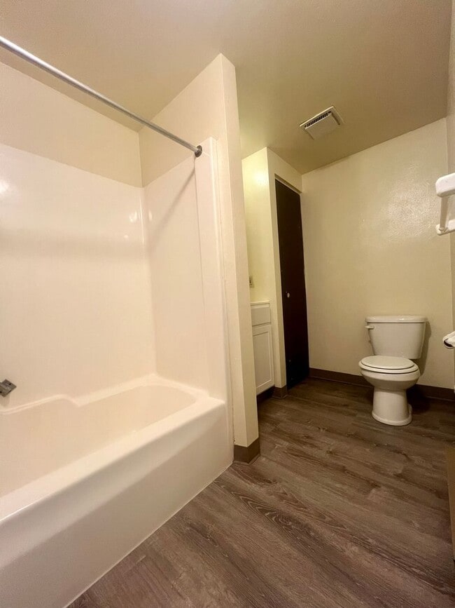 Building Photo - 404 Kellywood Manor