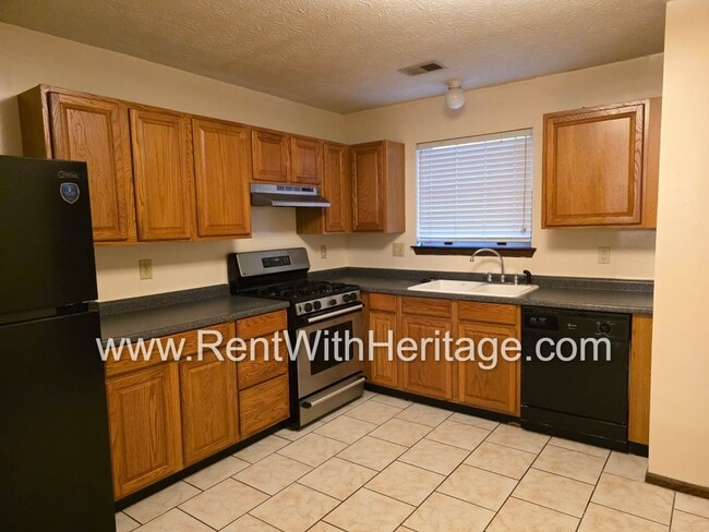 Building Photo - Amazing 2 bedroom, 1.5 bath townhome/ Great Roommate Floorplan / Great Location