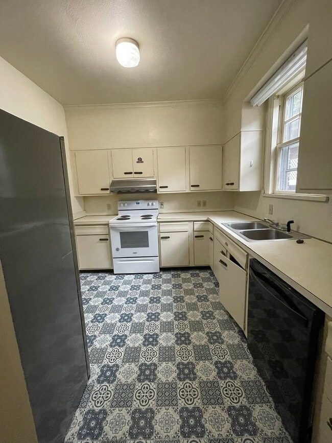 Building Photo - 3bd/1.5 bath located in University Hill- ***COMING IN JUNE***
