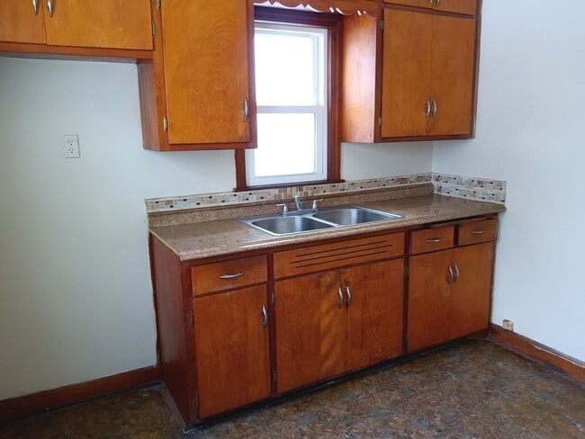 Building Photo - 2 Bedroom Single Family