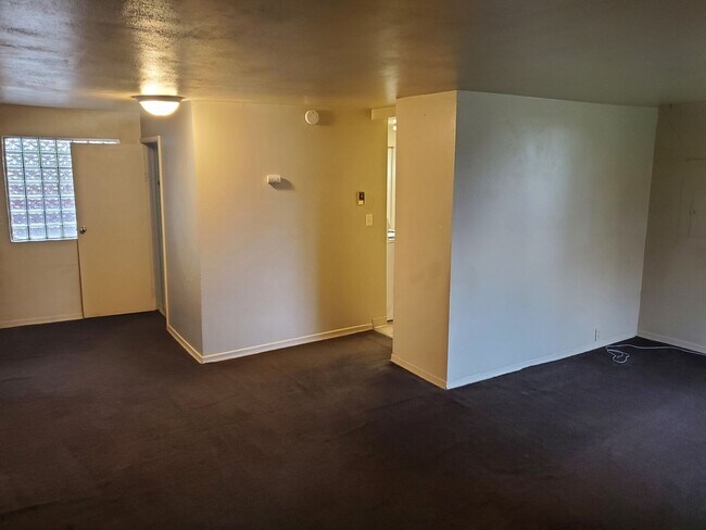 Building Photo - 2 Bedroom/ 1 Bathroom West Central Spokane Home