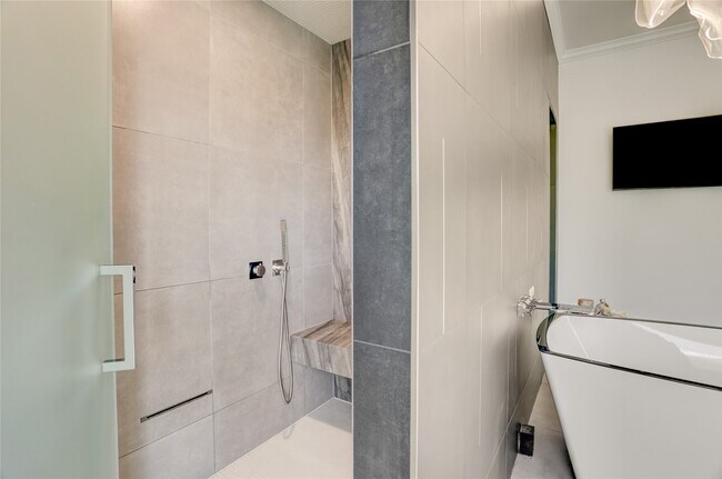 Building Photo - 4806 Wedgewood Dr