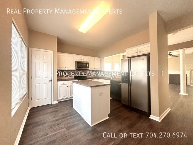 Building Photo - 10076 Treeside Ln