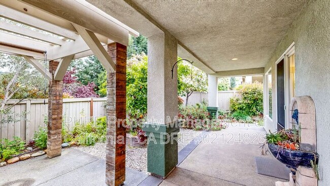 Building Photo - 121 Porterfield Creek Dr