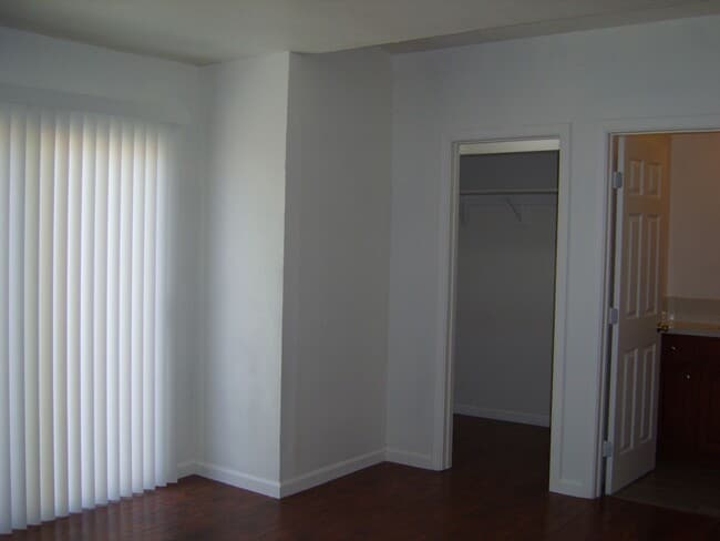 Building Photo - Nice 3BR duplex with some utilities included