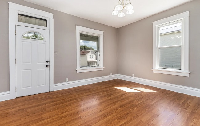 Building Photo - Charming 3-bedroom 1-bathroom single family house rental with a fenced in yard