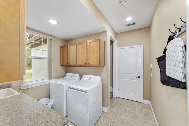 Building Photo - 1706 SW 27th St