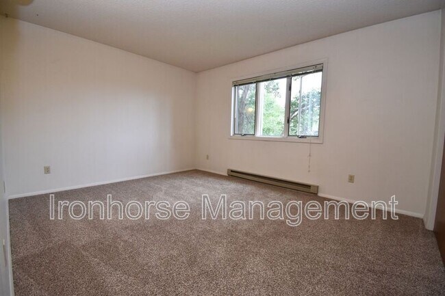 Building Photo - 811 W Villard St