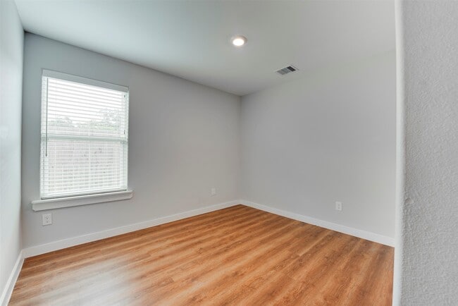 Building Photo - 8635 Sunderland Rd