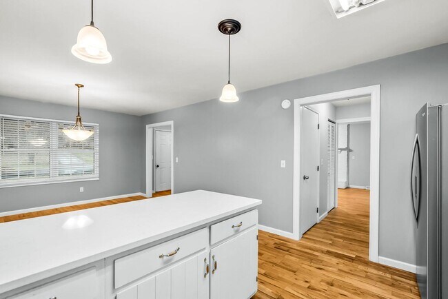 Building Photo - 215 Darrell Dr