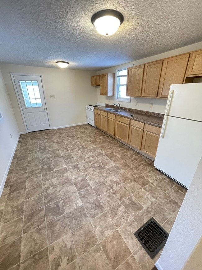 Building Photo - AVAILABLE JUNE 1st - 3 Bed, 1 bath House!