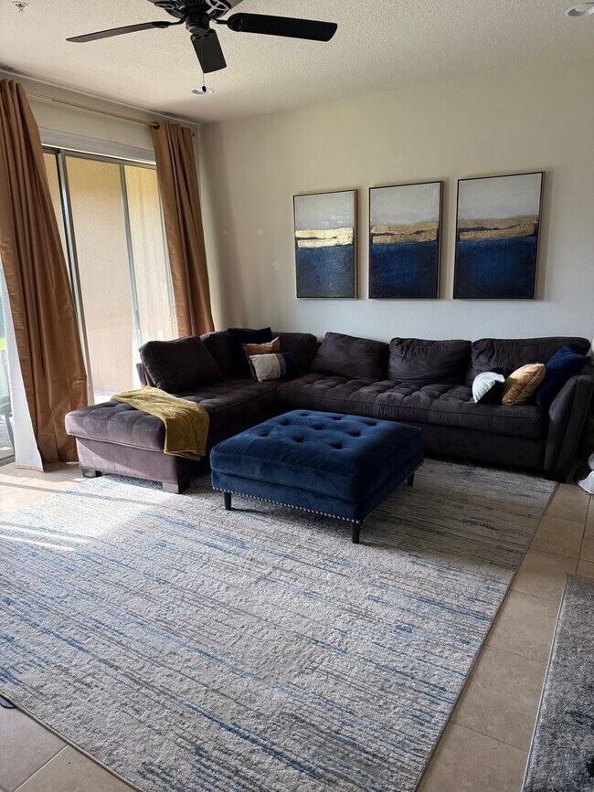 Building Photo - Beautiful 3/2.5 Townhome with Pool View in...