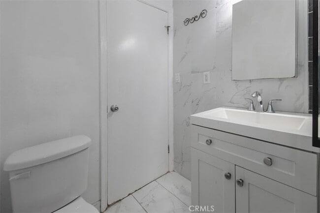 Building Photo - 6059 Vantage Ave