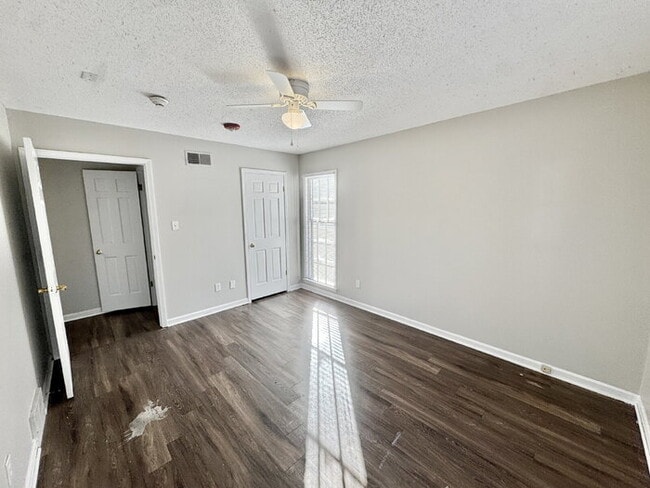 Building Photo - 6843 Amersham Dr