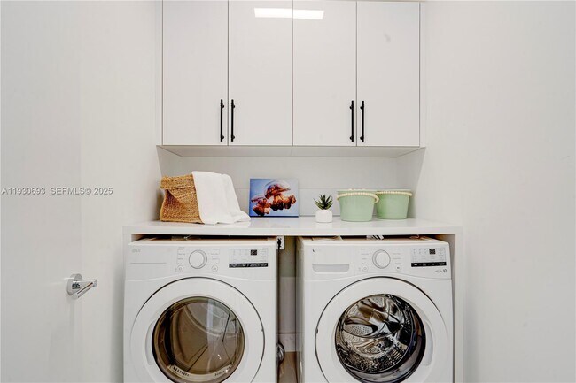 Building Photo - 1805 NW 22nd Ct