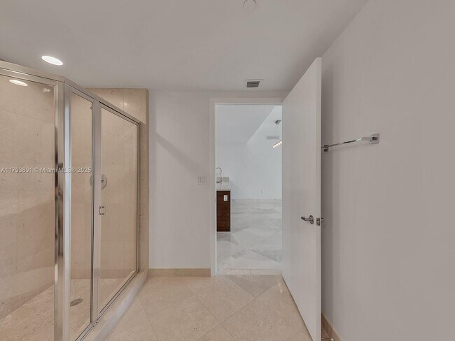 Building Photo - 475 Brickell Ave