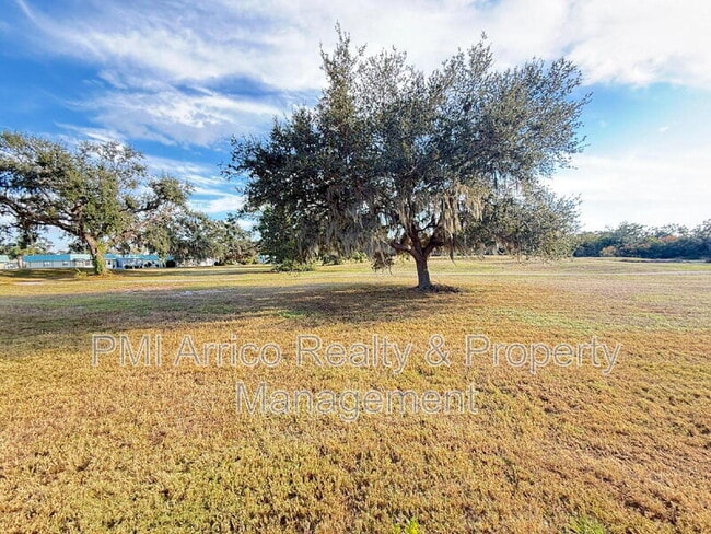 Building Photo - 2202 Clubhouse Dr