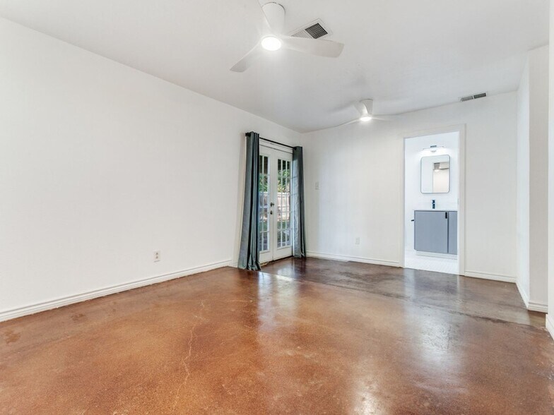 Building Photo - 12411 Ln Lira St