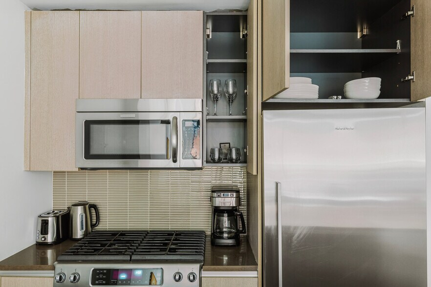 Building Photo - 148 1st St