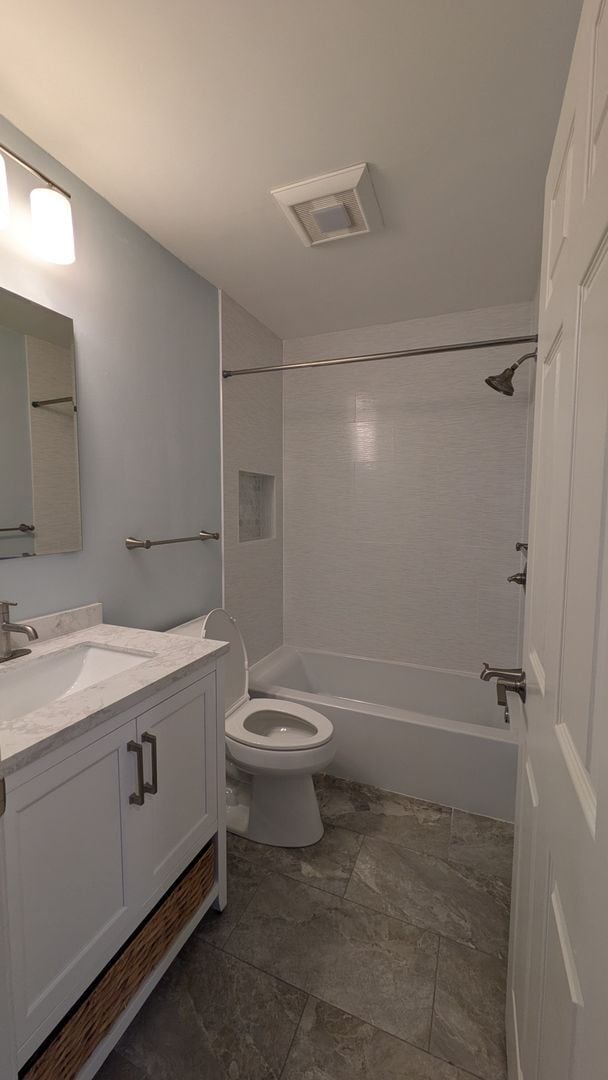 Building Photo - Spacious Three Bedroom Condo (CURRENTLY UNDER CONTRACT)