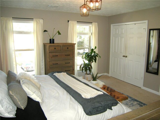 Building Photo - 125 N River Dr