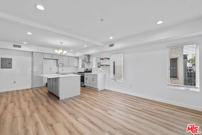 Building Photo - 10 N Primrose Ave