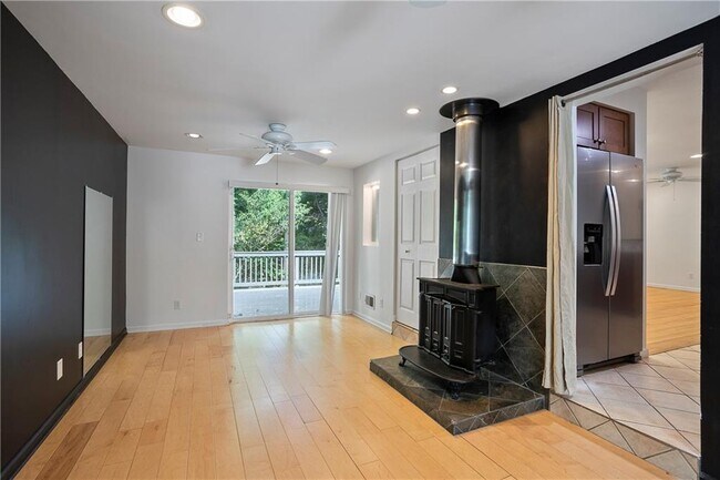 Building Photo - 2558 Woodacres Rd NE