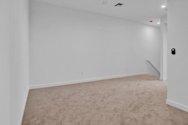 Building Photo - 14075 SW Thorens Dr