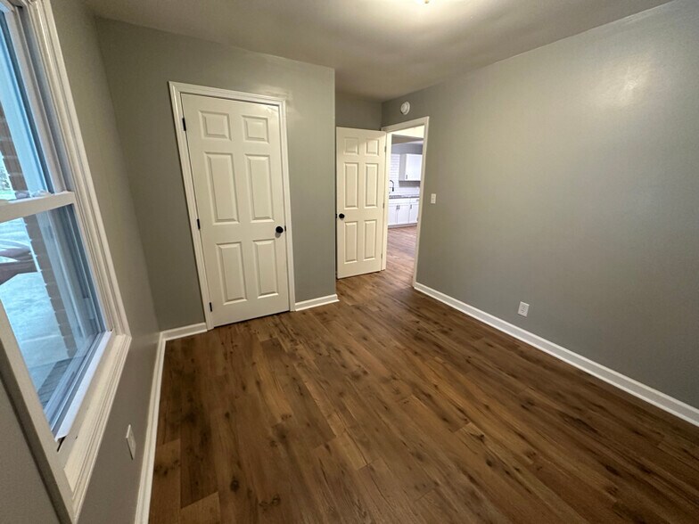 Building Photo - 123 S Sam Davis Ave