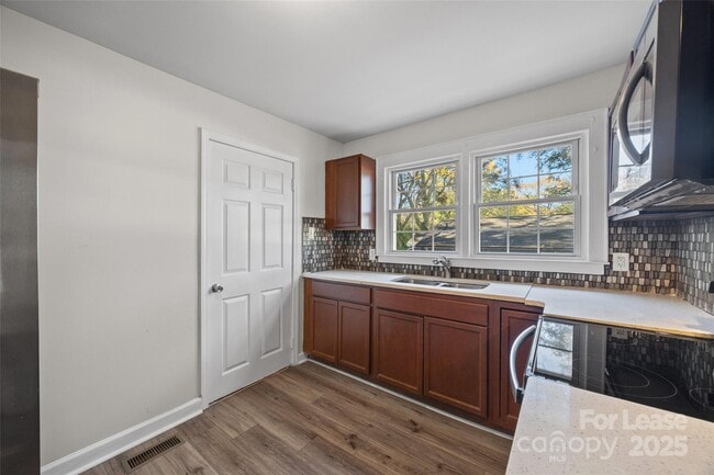 Building Photo - 807 N Morris St