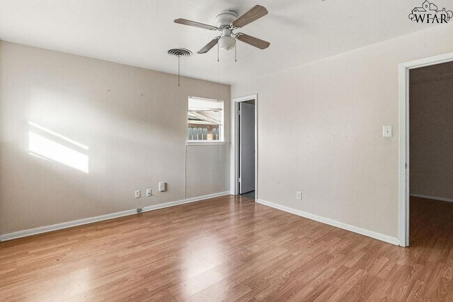 Building Photo - 4202 Meadowbrook Dr
