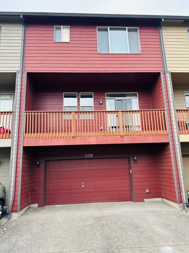 Building Photo - Charming and Updated Townhome in Convenien...