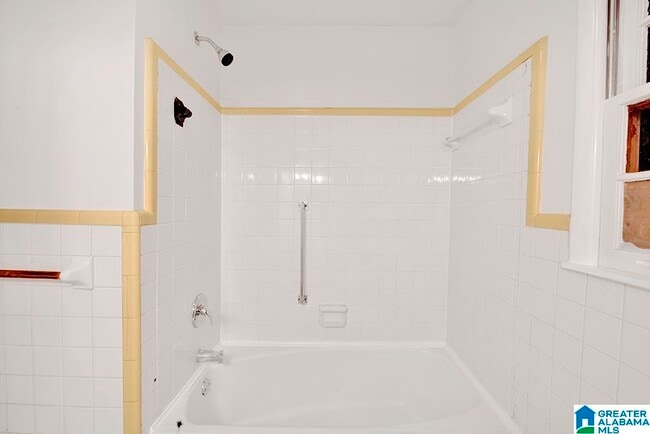 Building Photo - 126 E Jones Ct