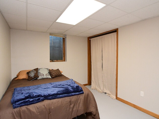 Building Photo - 705 E 9th St