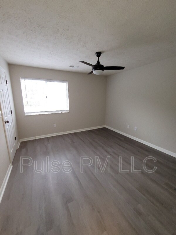 Building Photo - 440 Lakeview Dr